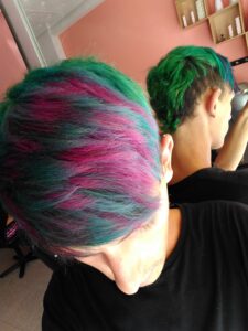 pelo tinturado de verde y azul