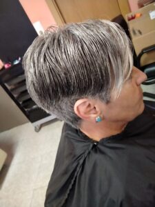 pelo tintado y peinado