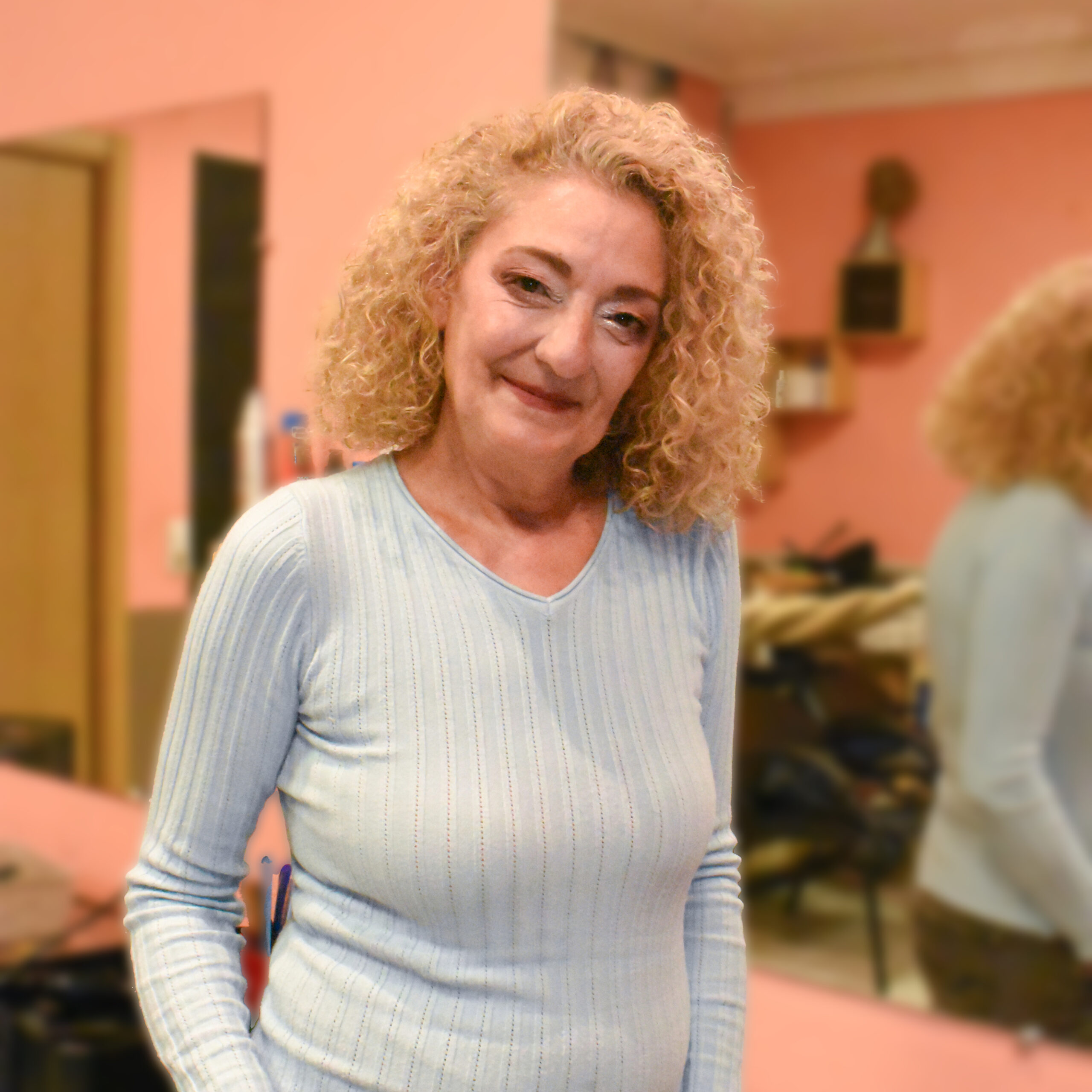 Retrato de mujer rubia, la estilista