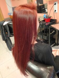 Cabello largo de color rojo cereza